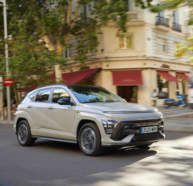 Cómo elegir el seguro de un coche eléctrico: batería, cargador doméstico y asistencia específica